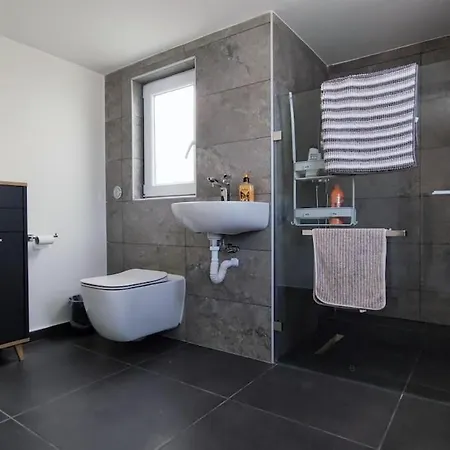 Dom wakacyjny Brand New Designer Townhouse - Views And Roof Terrace *
